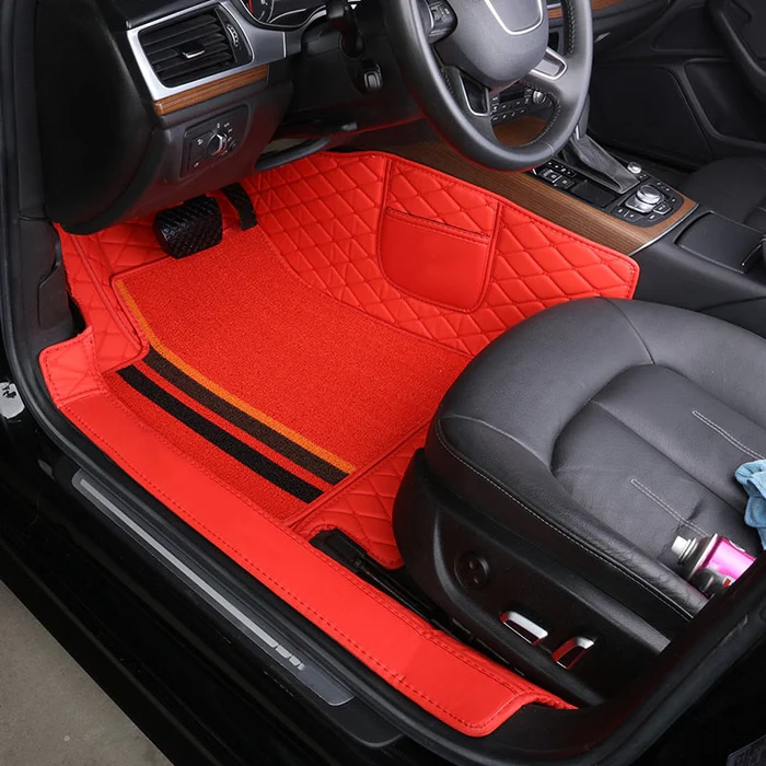 Tapete automotivo vermelho instalado